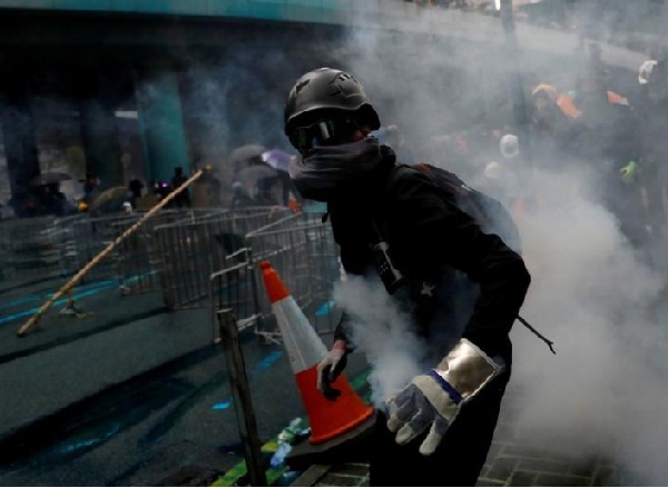شرطة‭ ‬هونج كونج تطلق الغاز المسيل للدموع ومدافع الماء لتفريق المحتجين